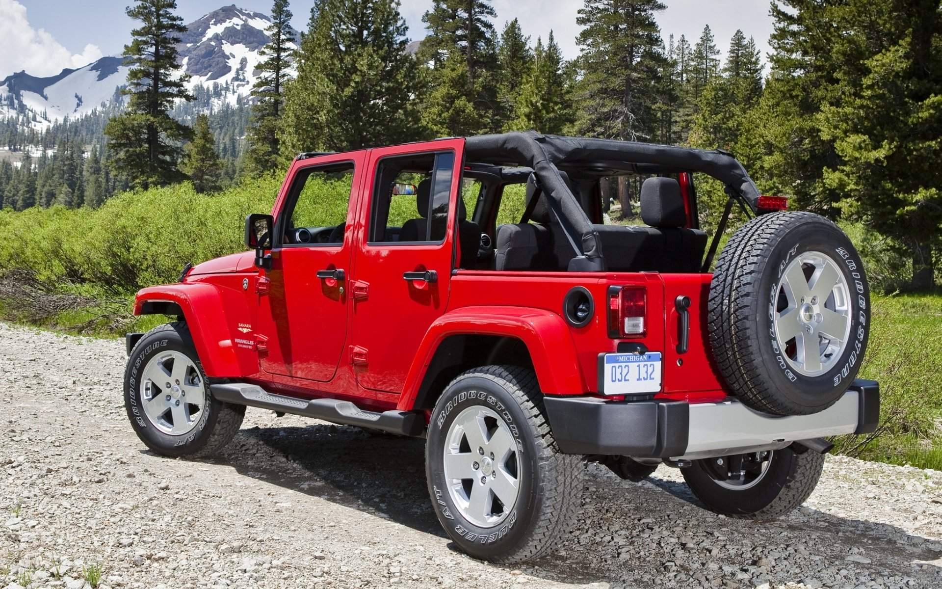 jeep wrangler illimitato sahara rengler illimitato vista posteriore suv rosso alberi montagne