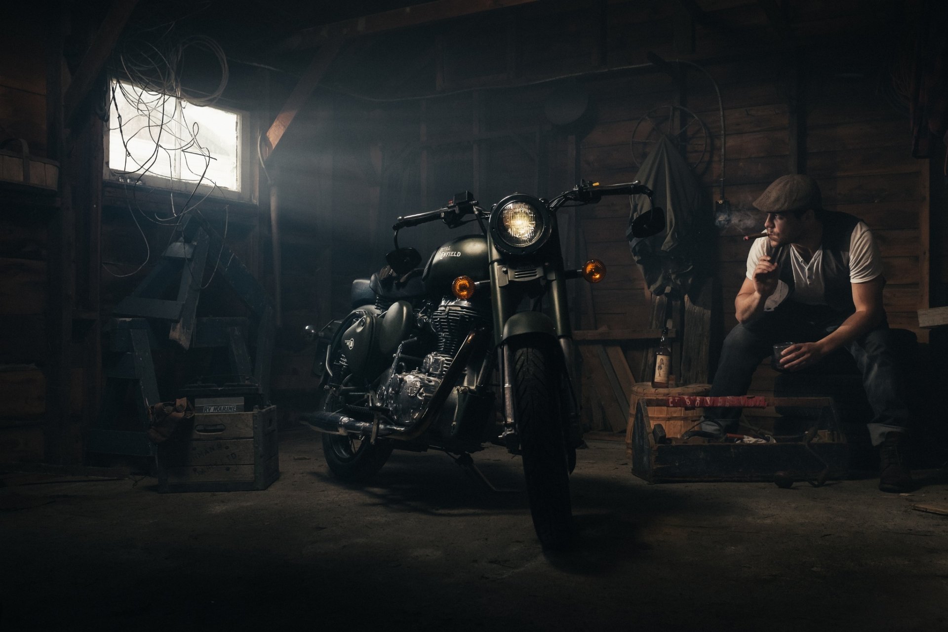 royal enfield vieux moto homme