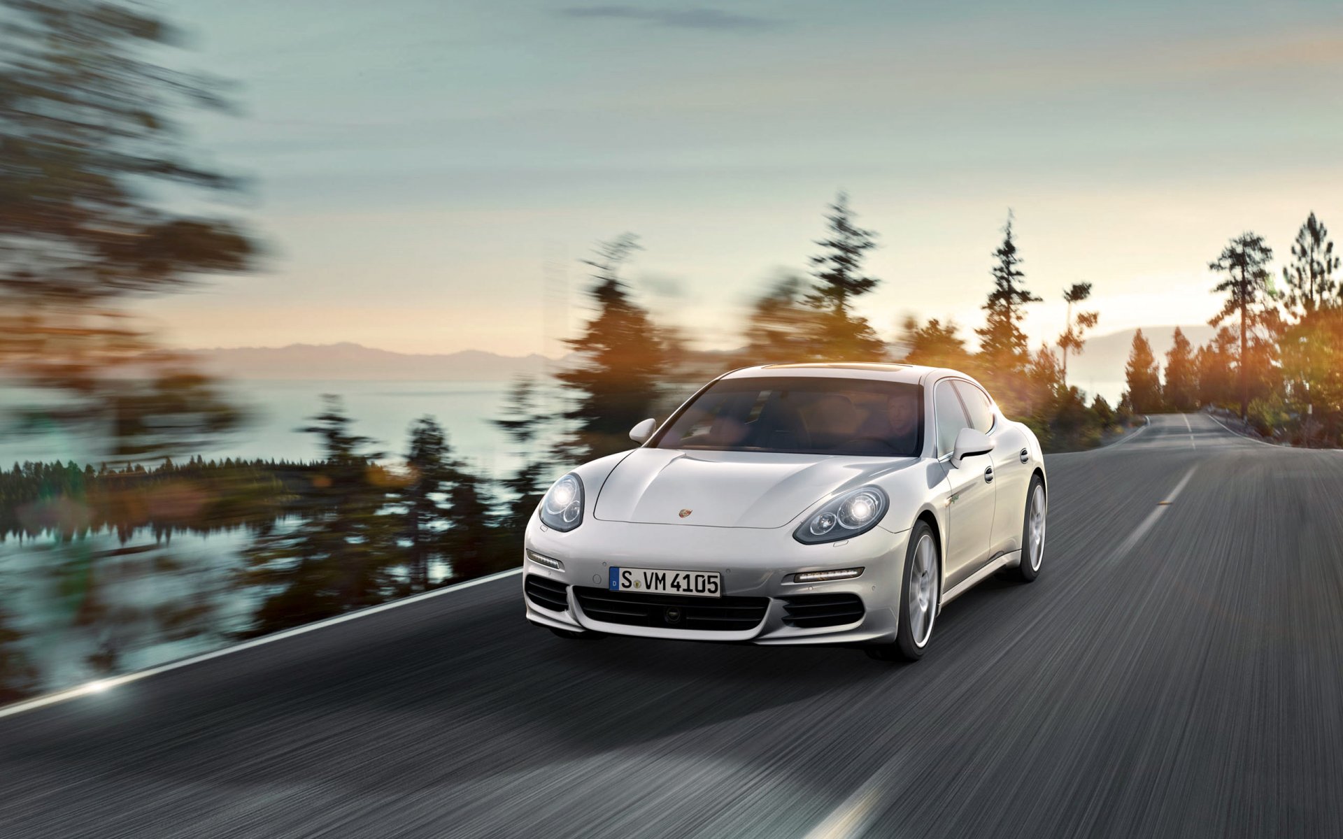 porsche panamera e-hybrid auto bianco strada nel traffico cofano fari porsche