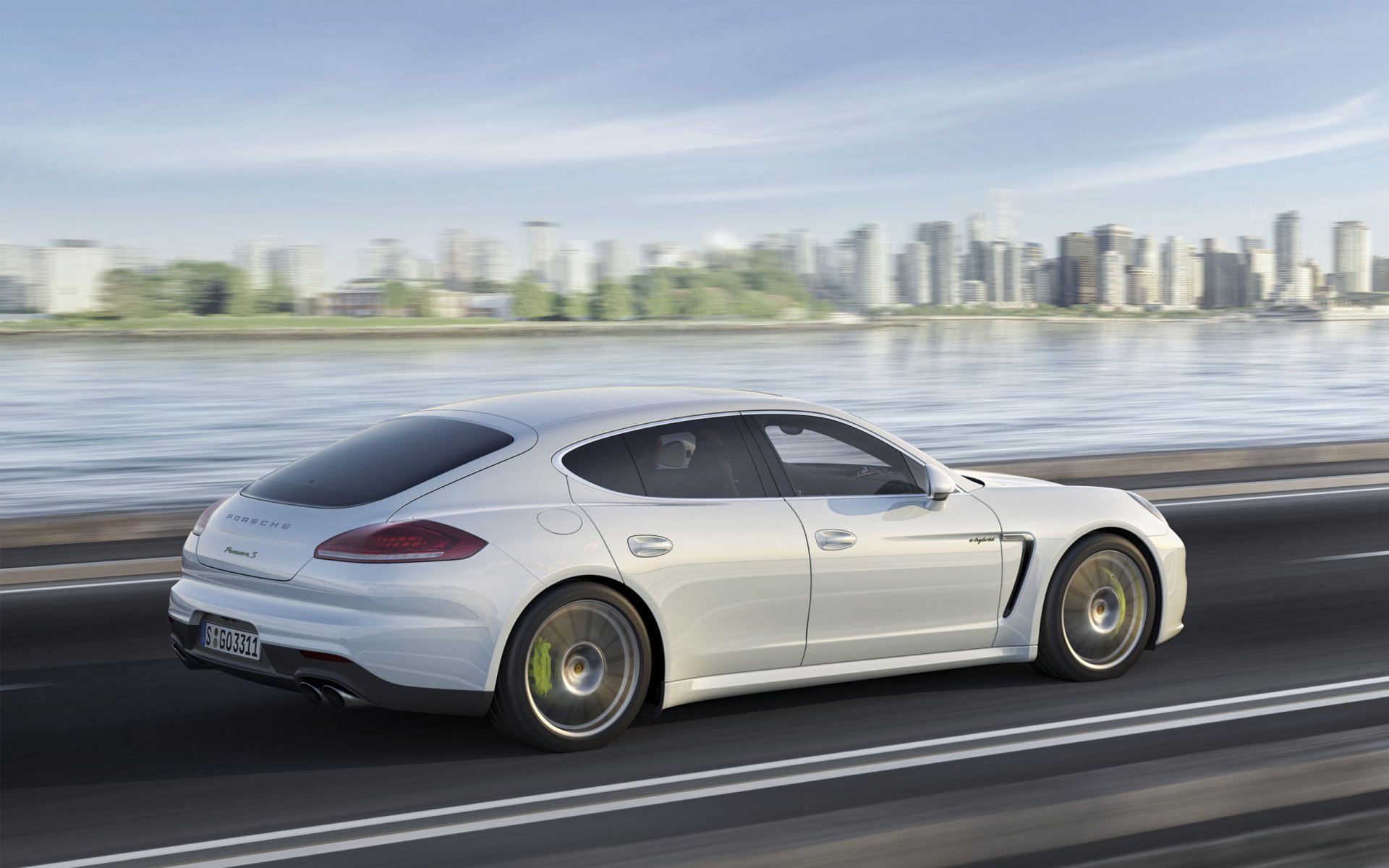 porsche panamera e-hybrid coche blanco ciudad día vista lateral