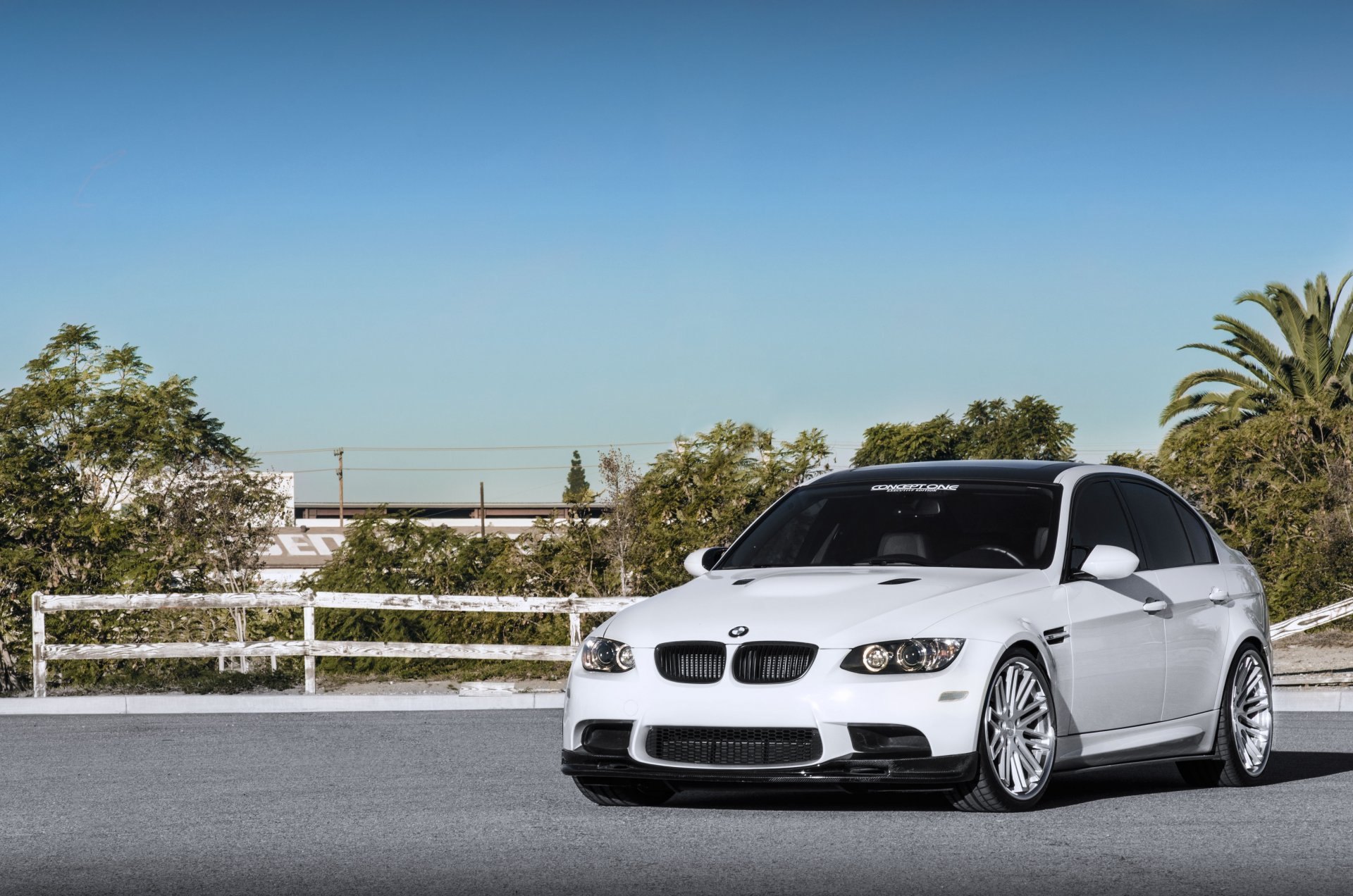 bmw м3 e90 белый бмв вид спереди ограждение деревья небо
