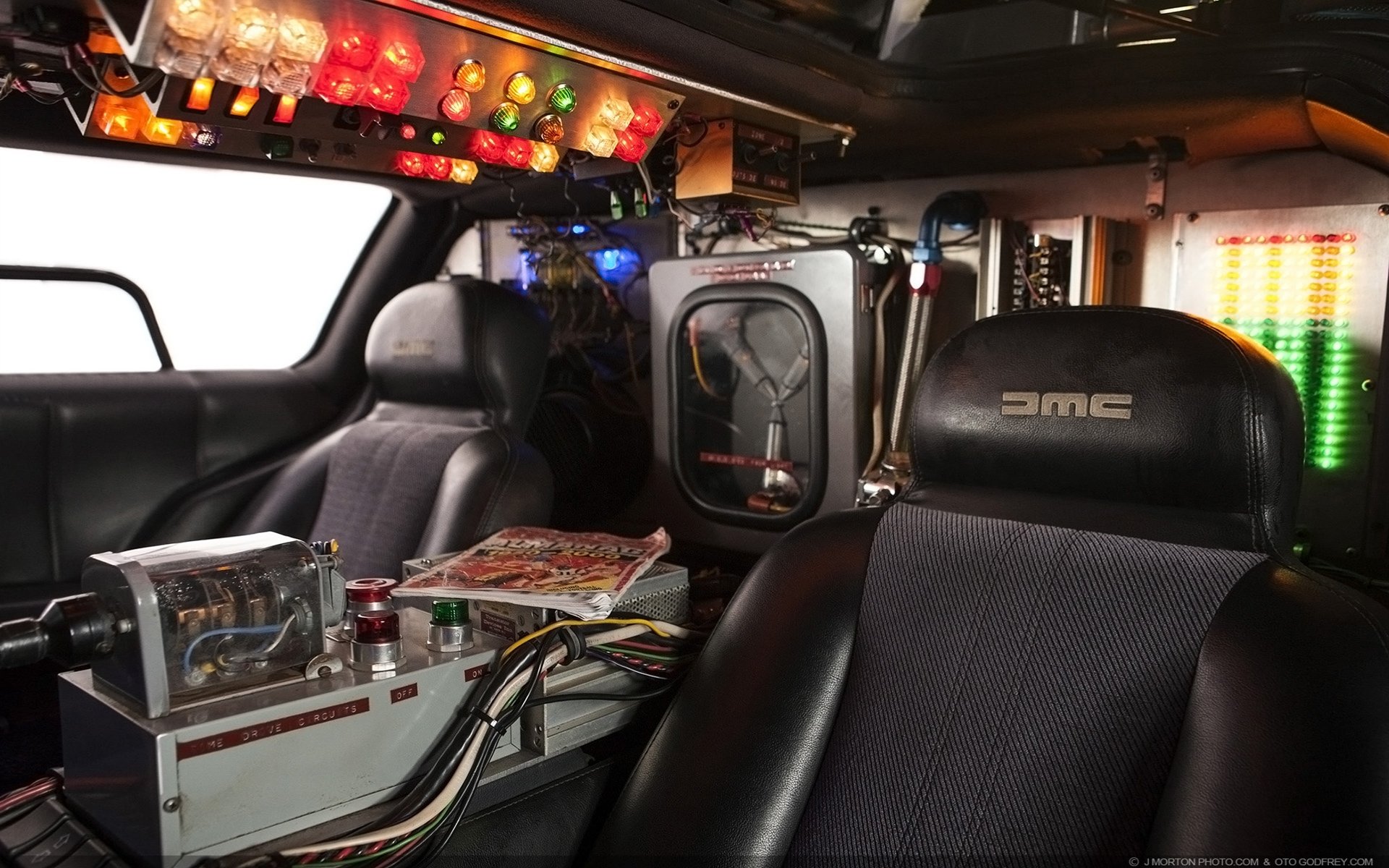 delorean dmc-12 ritorno al futuro macchina del tempo delorean salone strumentazione unità di streaming almanacco sportivo sfondo