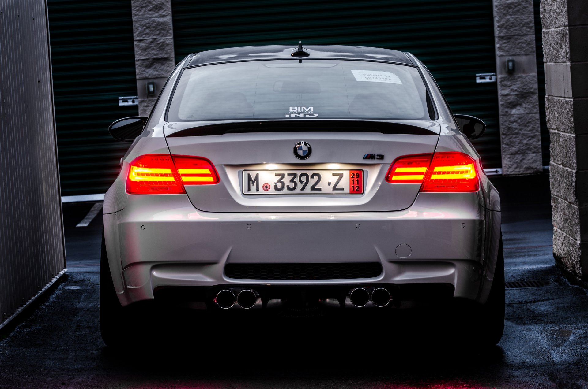 bmw m3 e92 weiß bmw hinten rückleuchten licht straße nasser asphalt