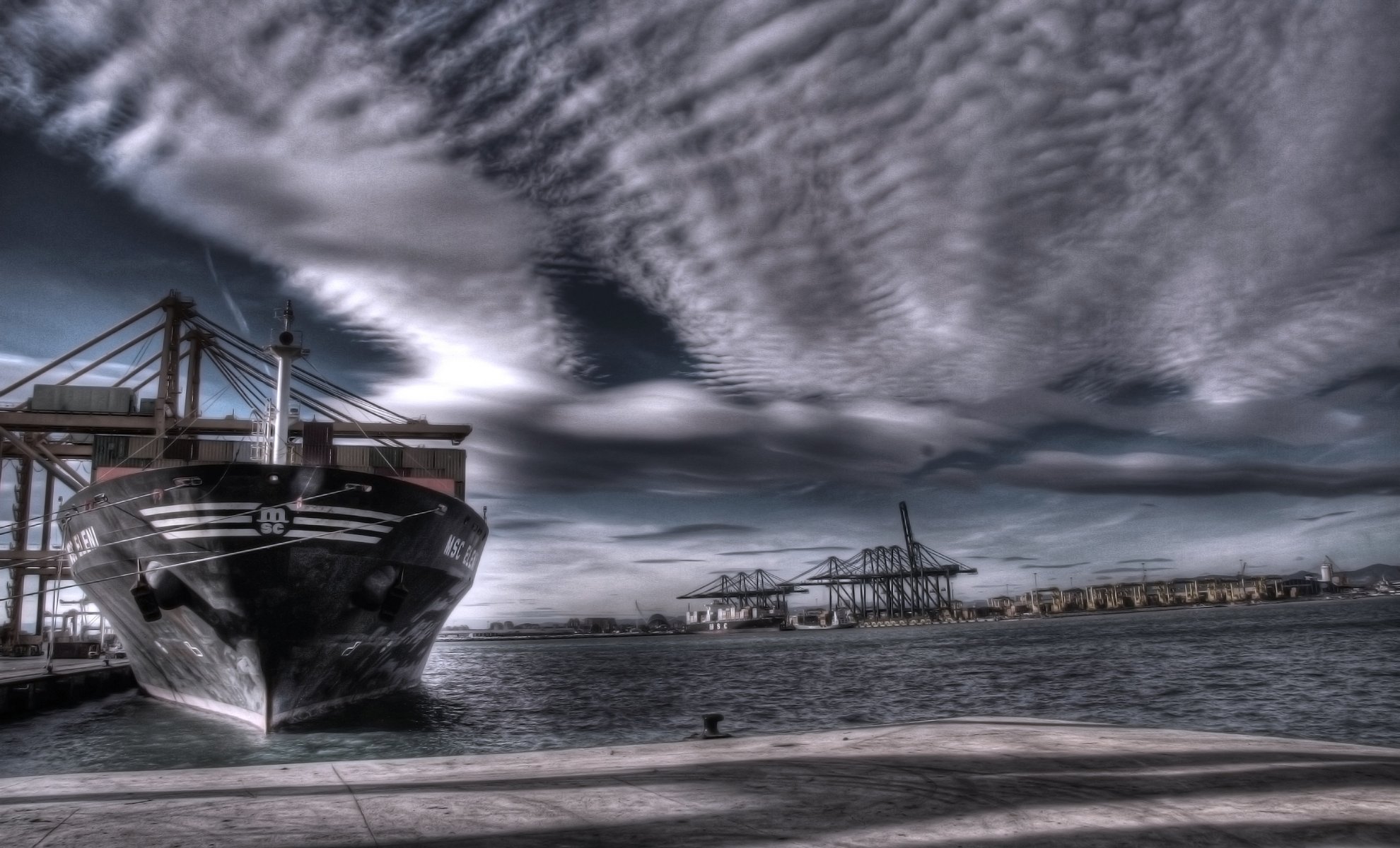 msc eleni schiff gewitter containerschiff terminal liegeplatz hafen wolken meer wasser tank