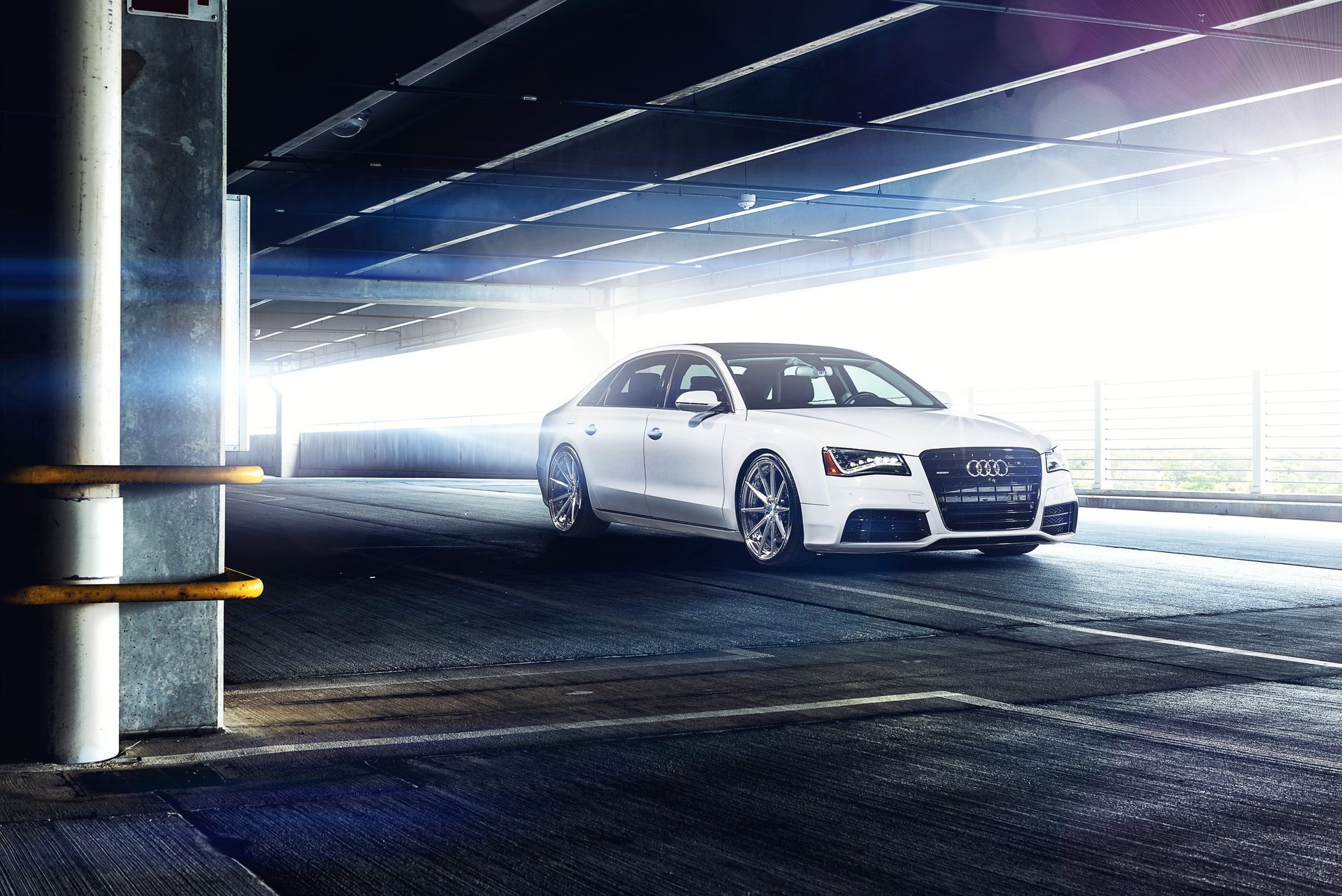 audi a8 l bianco anteriore parcheggio abbagliamento