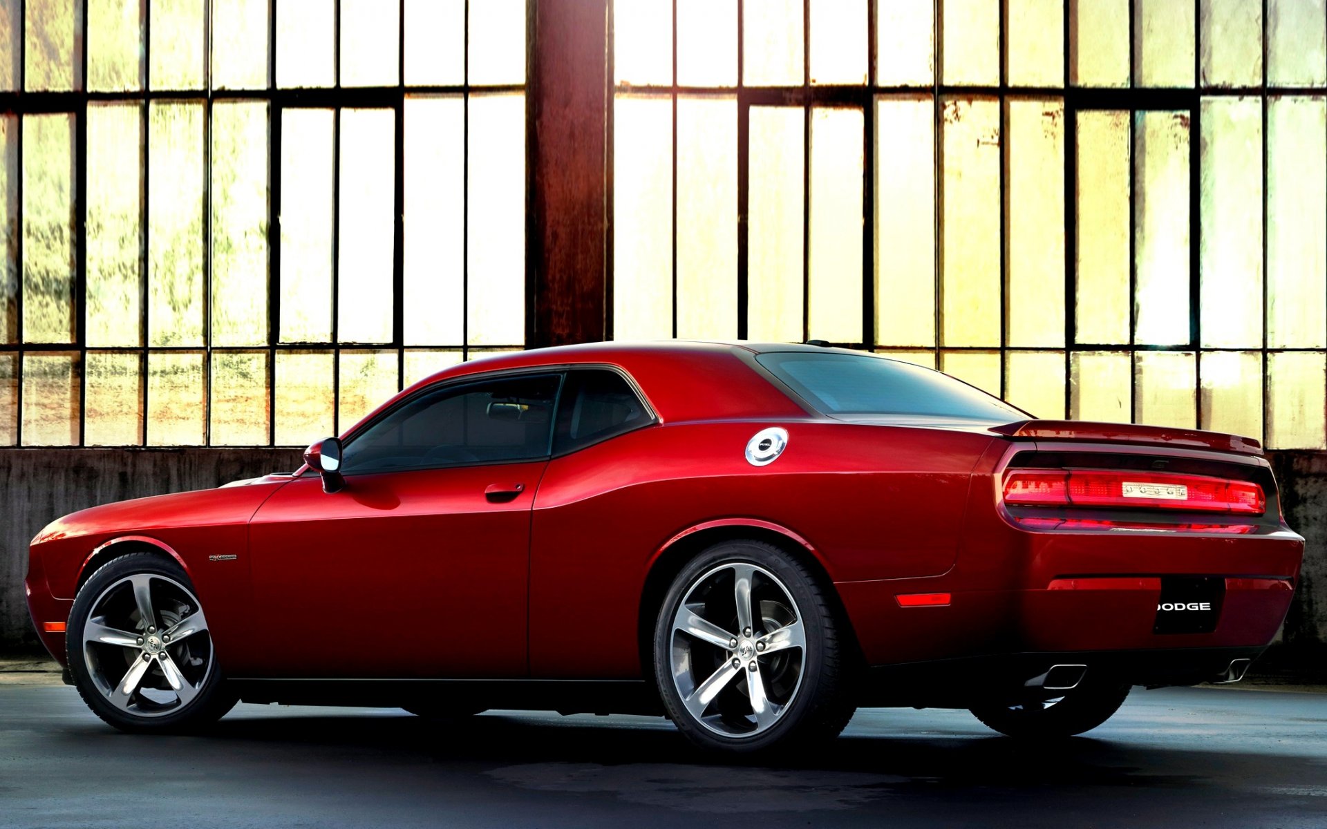 esquiver challenger 100e anniversaire voiture 2014 rapide rouge automobile dodge challenger rouge hangar