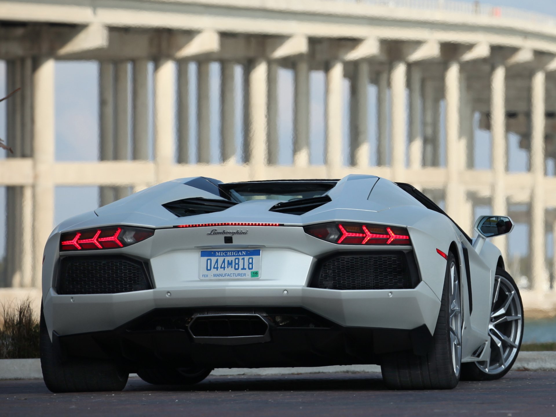 lamborghini aventador lp700-4 родстер ламборгини авентадор задок белый