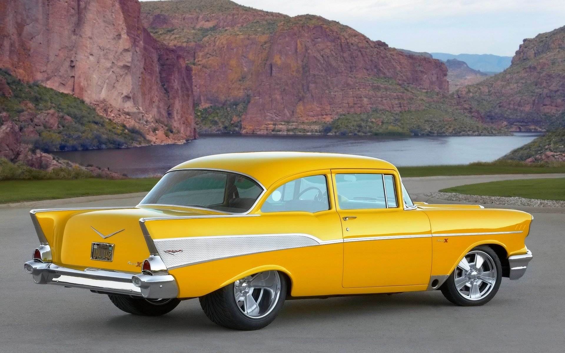 chevrolet projekt x auto retro żółty widok z boku jezioro góry dzień