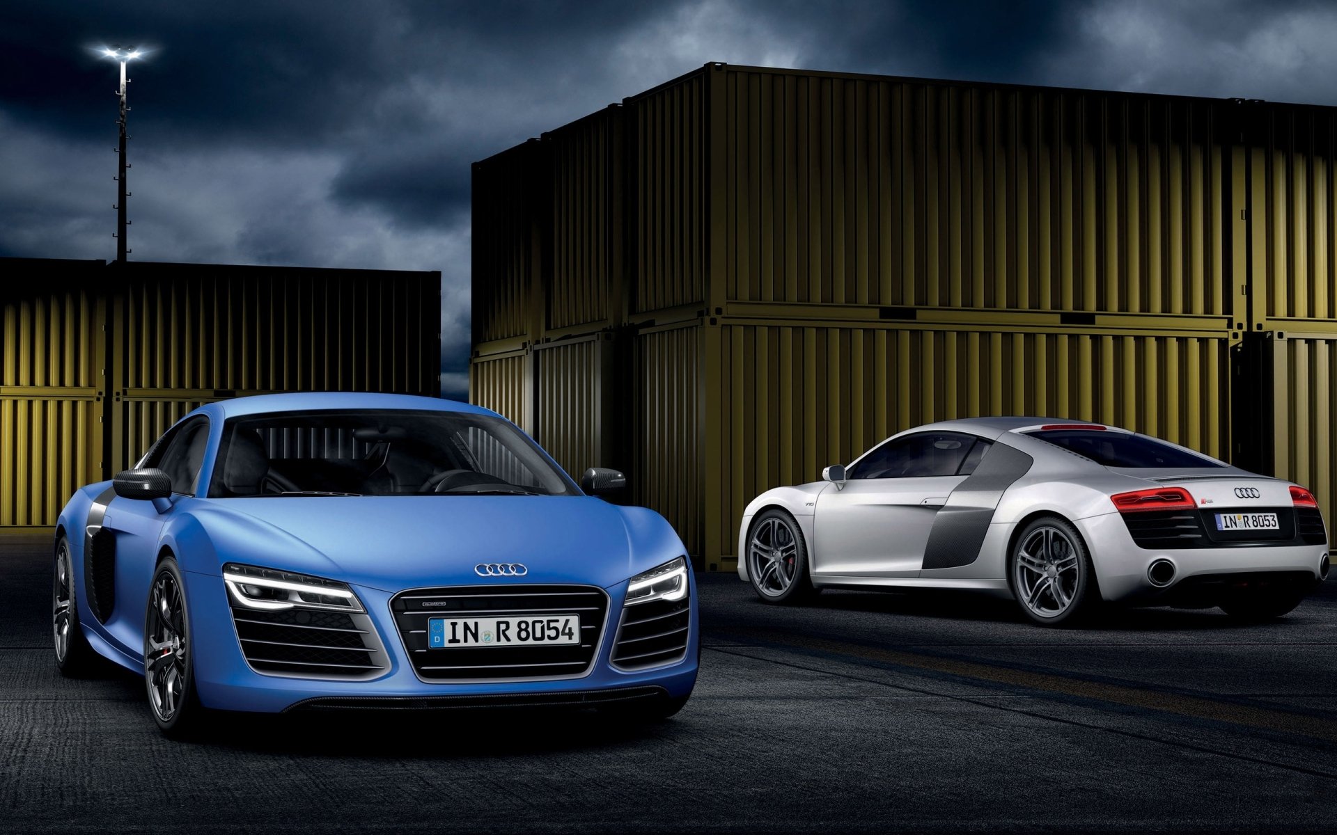 audi r8 v10 plus audi r8 v10 supercar bleu argent avant vue arrière nuit conteneurs ciel