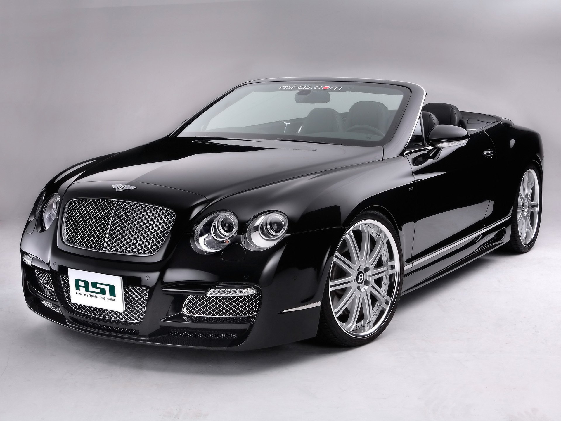 auto bentley cabrio schwarz felgen auf grauem hintergrund