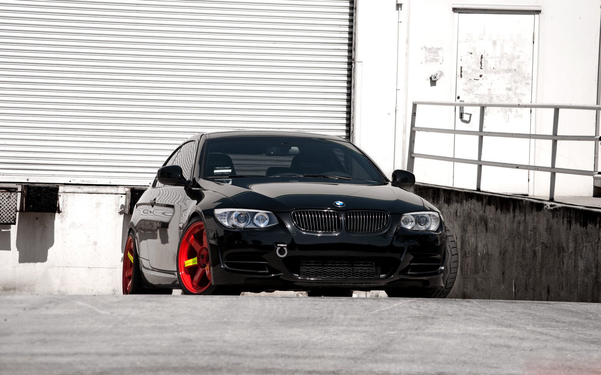 bmw czarny e92 335i czerwone