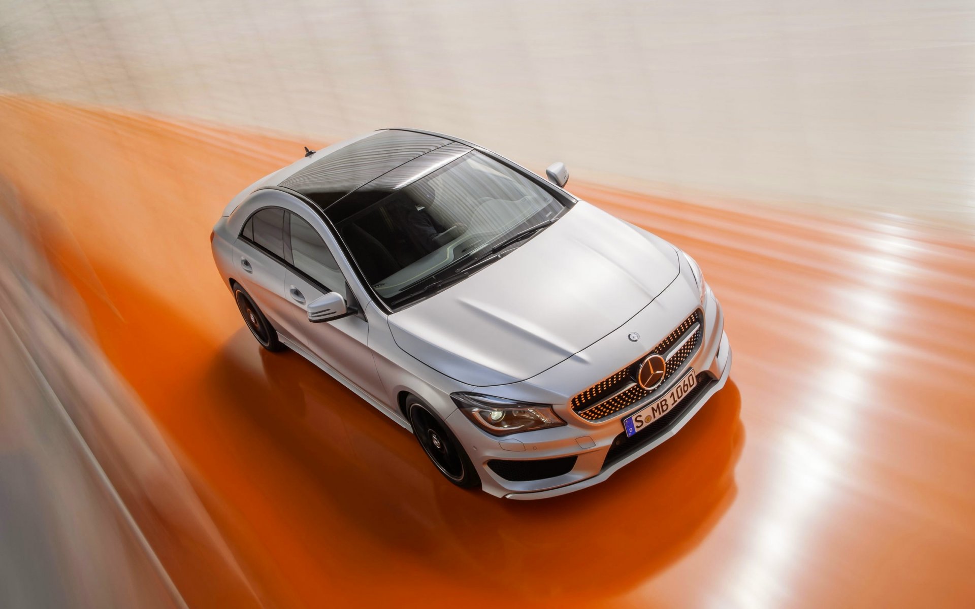 mercedes-benz cla classe mercedes auto gris capot en mouvement
