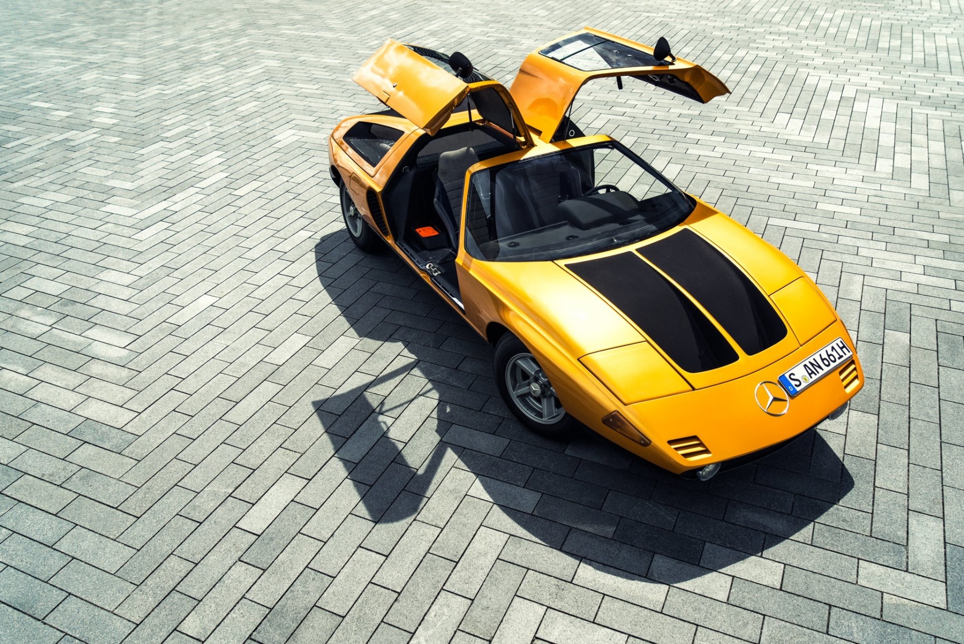 mercedes-benz prototype c111 jaune pavés mouette aile de porte