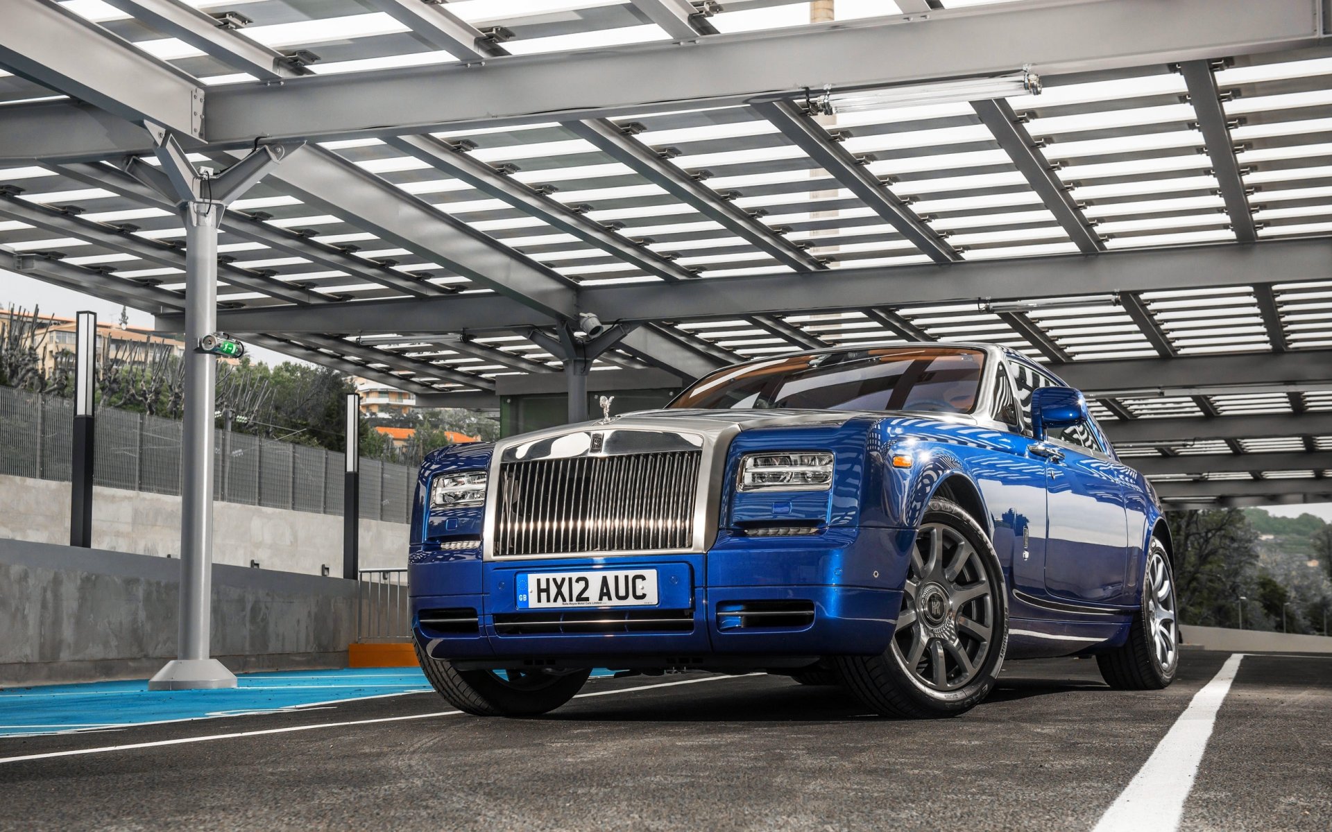 rolls royce phantom auto bleu avant roues corps suite