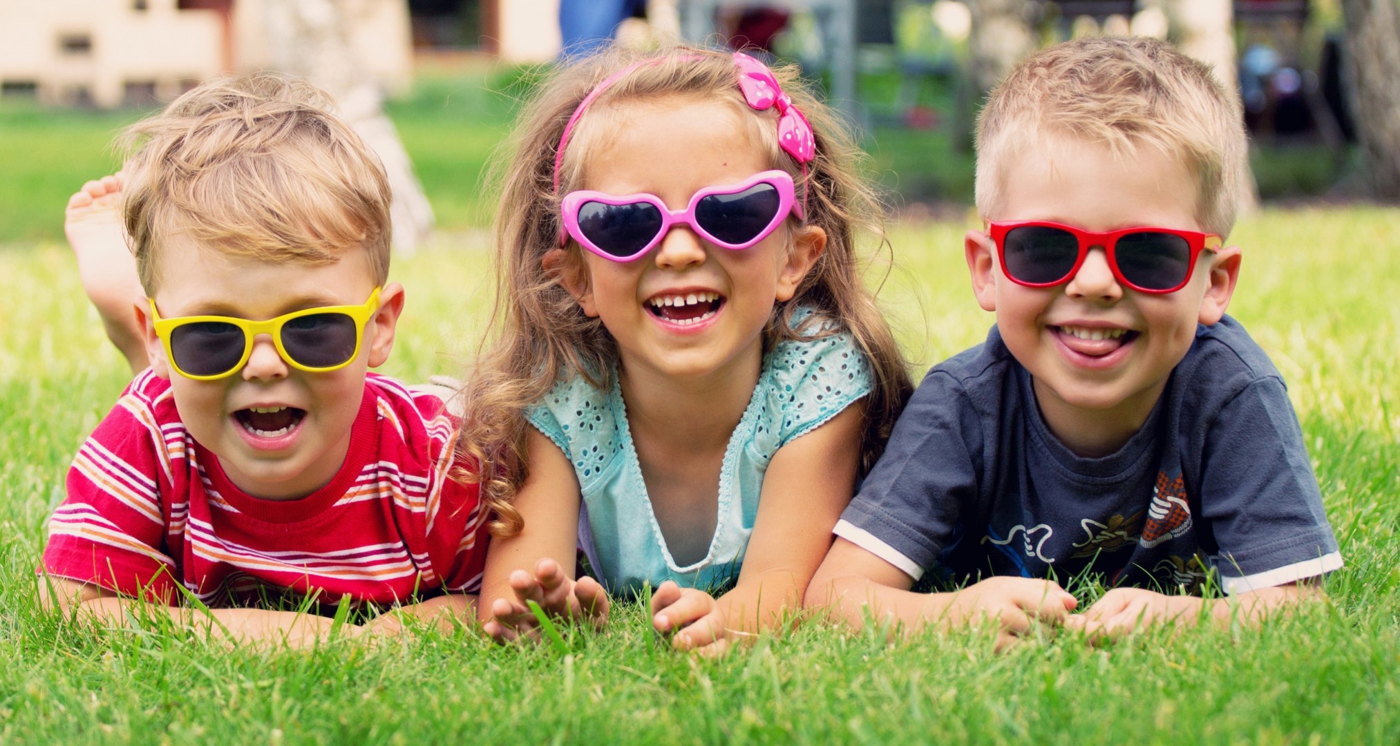 alegría chica gafas de sol niños estado de ánimo césped