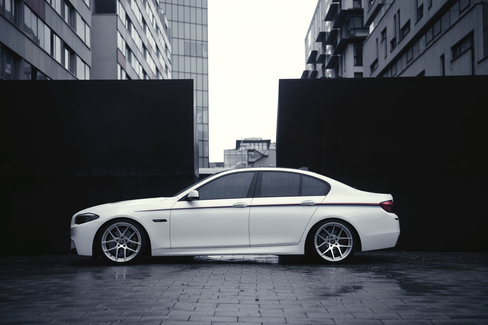 bmw f10 глубокая вогнутая белая бмв диски сбоку пасмурно