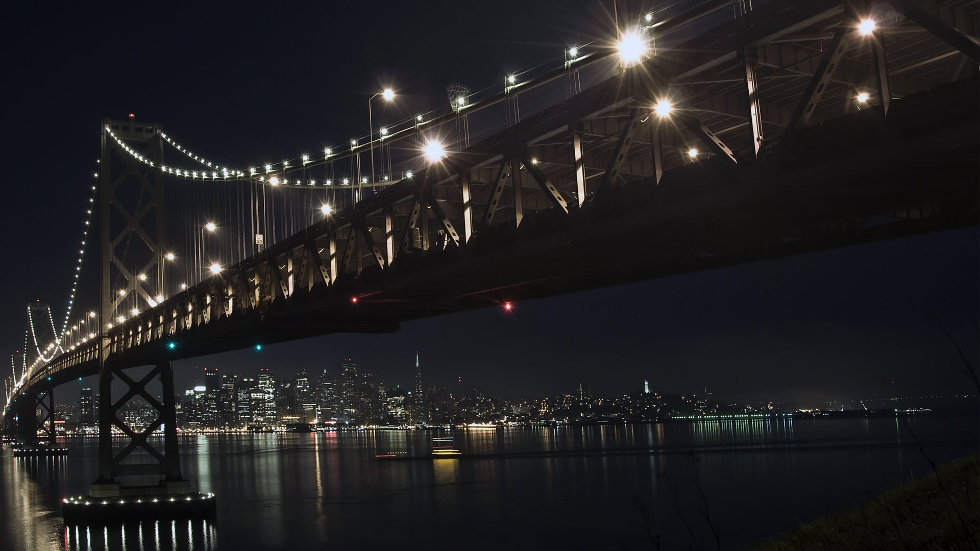 ciudad noche luces río cielo rascacielos