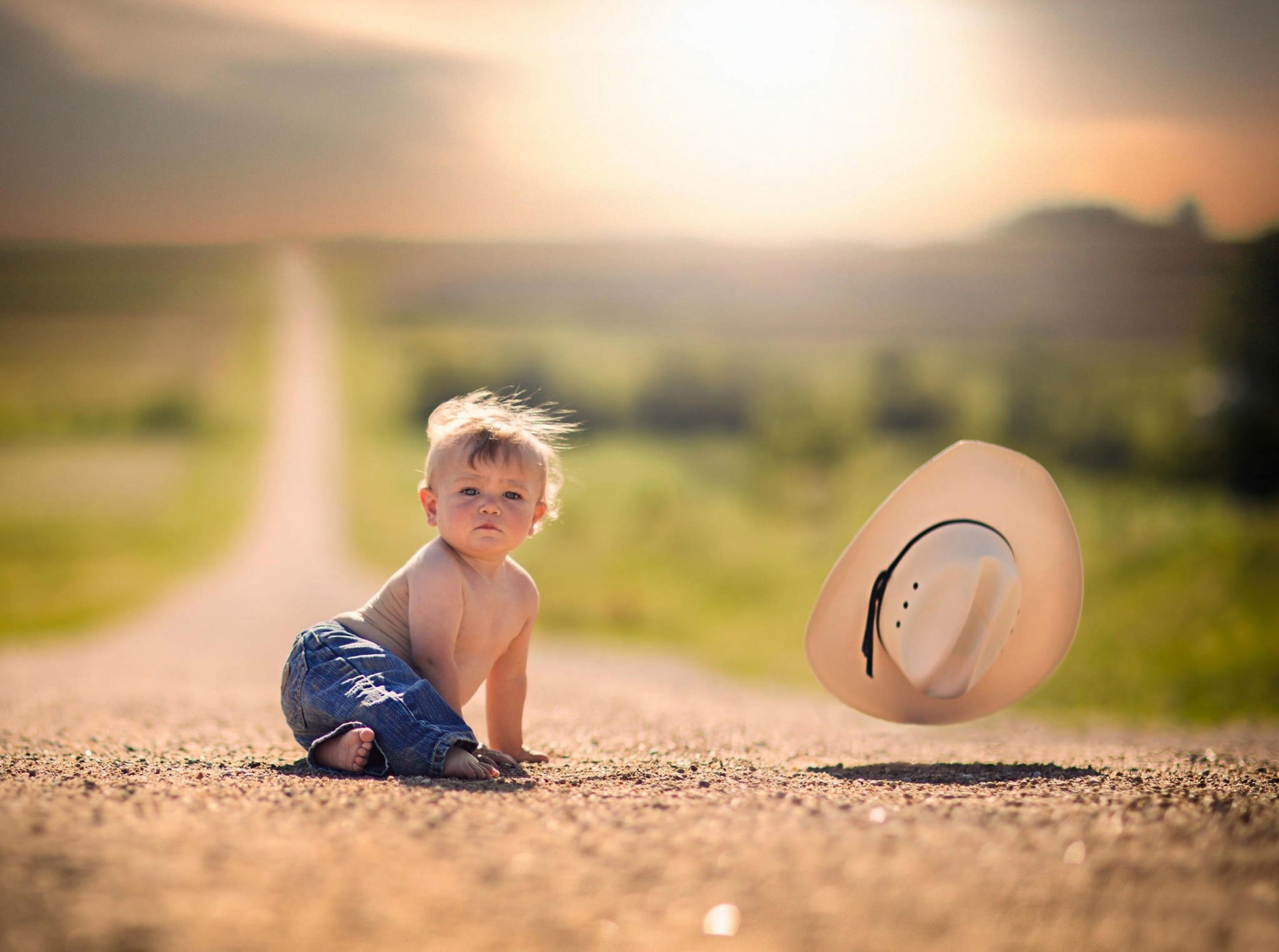 garçon soleil nature lumière positif route enfant chapeau