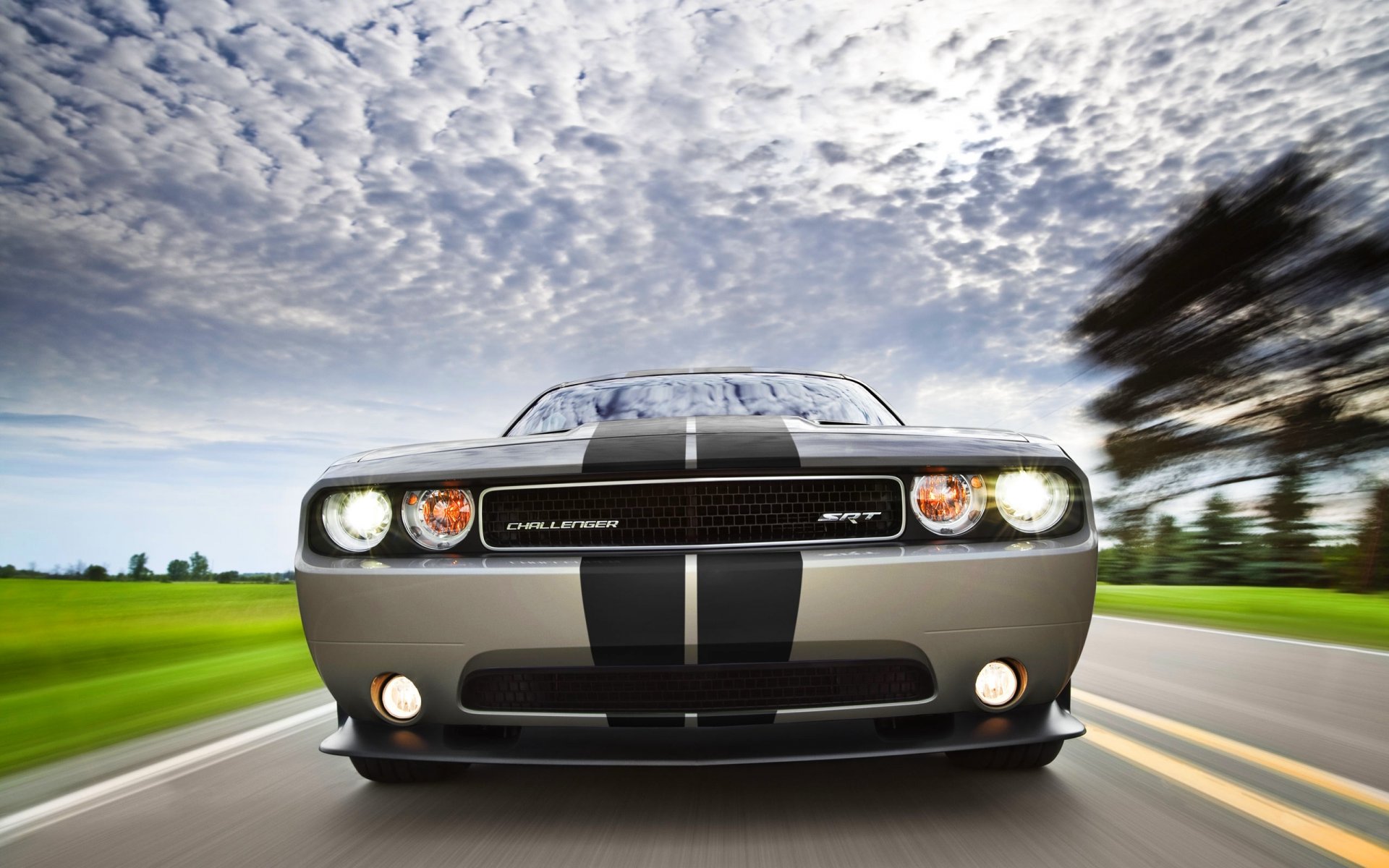 schivare challenger auto auto dodge anteriore grigio strisce griglia fari cielo nuvole