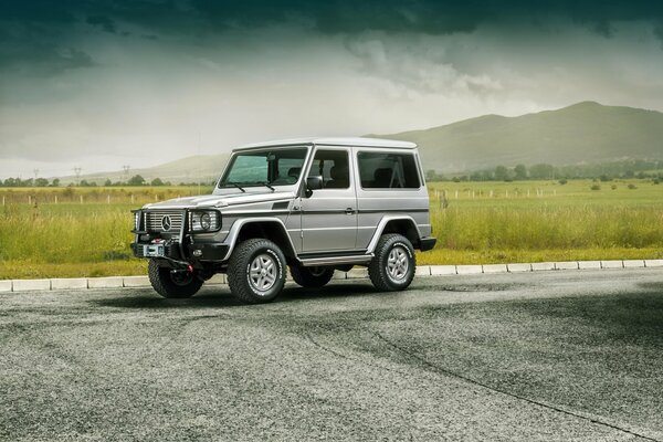 Silberner G-Klasse Mercedes SUV