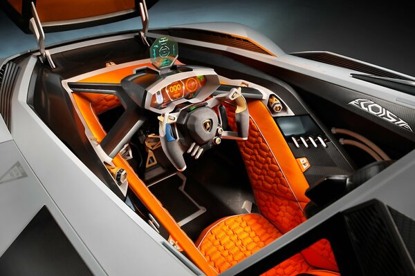 Hermoso asiento de conductor naranja en Lamborghini