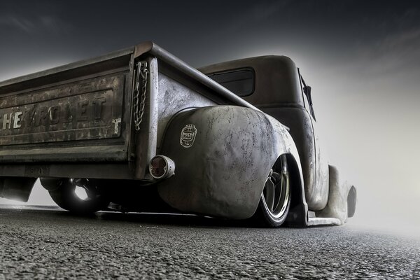 Un vieux camion de ramassage.