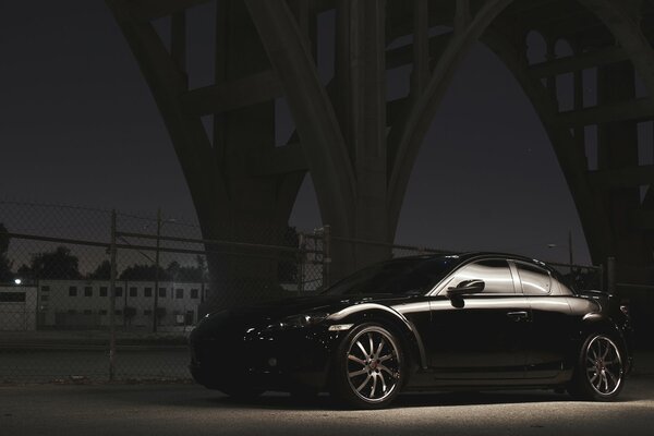 Черная Mazda RX-8 под мостом ночью