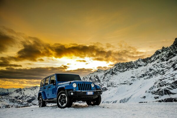 Eep wrangler polar nelle montagne innevate