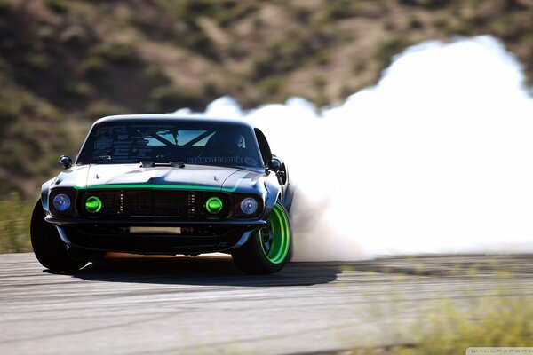 Ford Mustang à la vitesse entre dans le virage