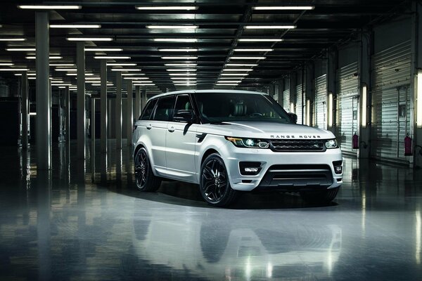 Der stilvolle Range Rover steht auf einer Spiegelfläche