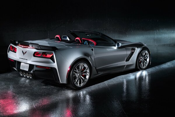 Nowa mocna Corvette Z06 Cabrio w kolorze srebrnym