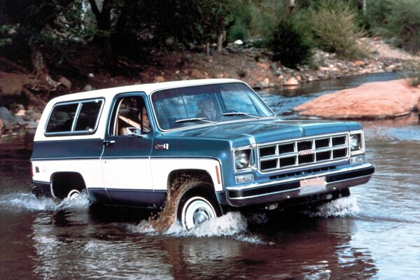 Beautiful SUV rides on water