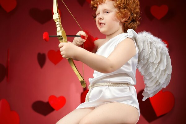 Cupido apunta con un arco a los corazones