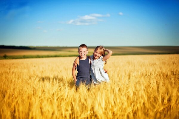 Dos niños posando en el campo