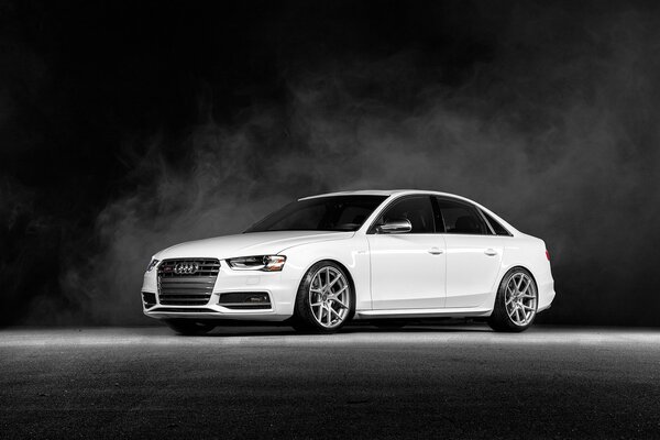 Audi blanco sobre fondo oscuro
