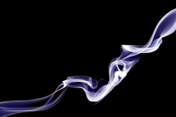 Minimalismo. Bel fumo che scorre su sfondo nero