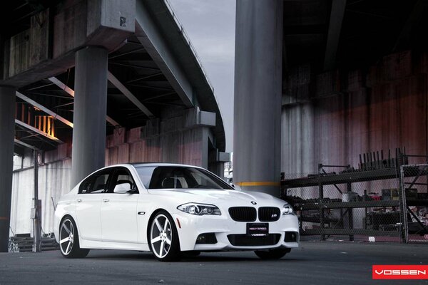 BMW blanco sobre Llantas blancas