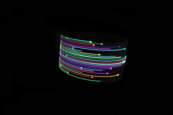 Strisce multicolori arrotondate su sfondo nero