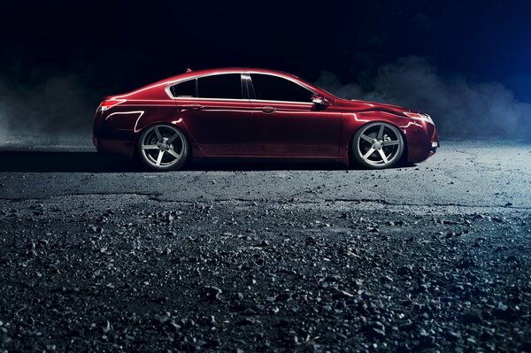 Honda Acura rosso sull asfalto