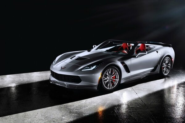 Chevrolet Corvette na mokrej nawierzchni