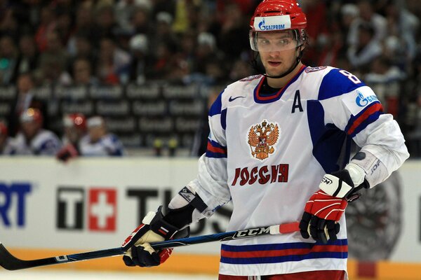Der Stürmer ist ein Eishockeyspieler in der russischen Nationalmannschaft