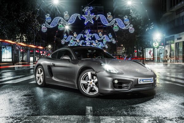Srebrne porsche cayman na drodze