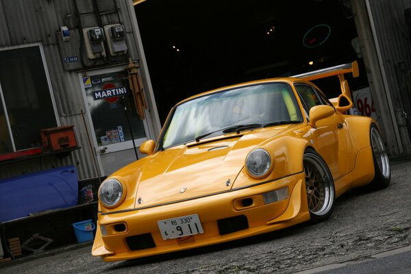 La Porsche gialla sta sull asfalto