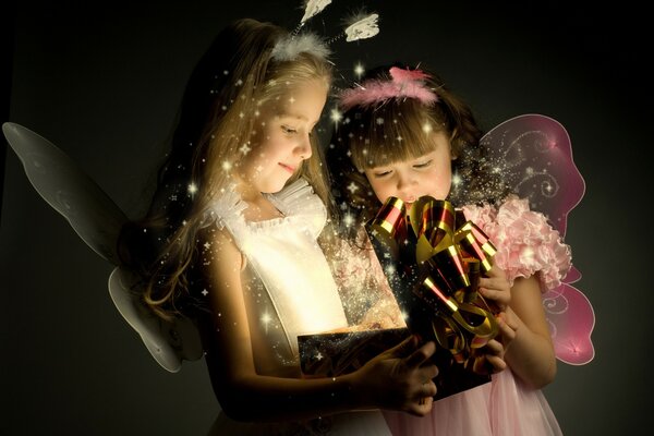 Ragazze-le fate aprono il regalo