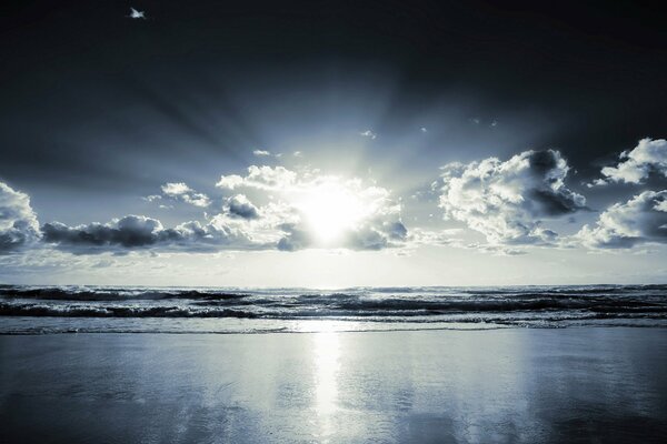 Les derniers rayons du soleil de la journée éclairent les nuages et la mer