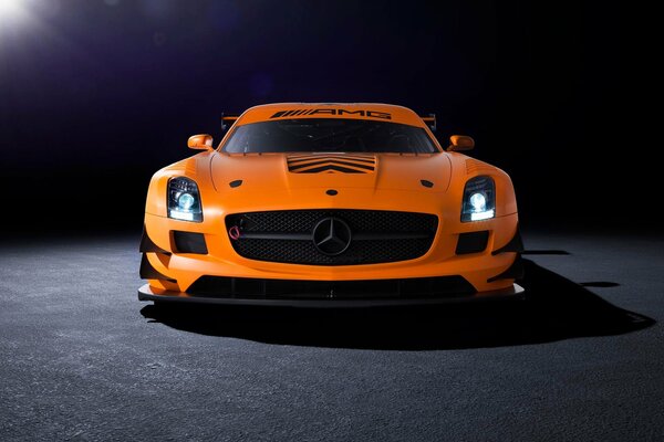 Mercedes Benz arancione su sfondo nero