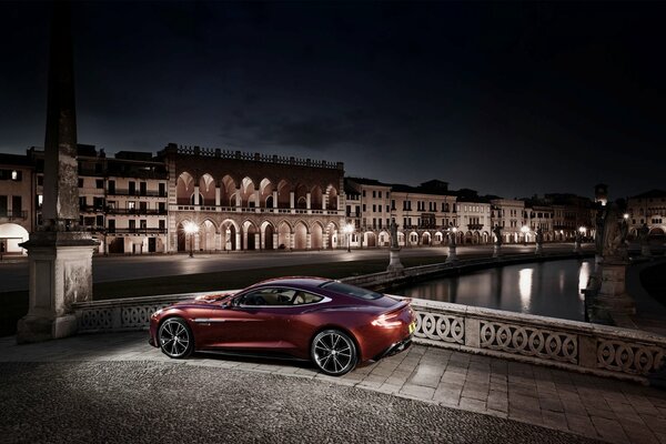 Aston martin am310 sullo sfondo della città notturna
