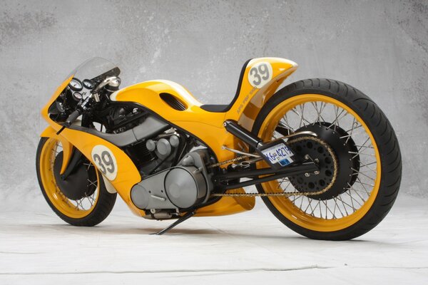 La bici è pazza. Una persona che sa di questo senso ha lavorato al design. La messa a punto è bellissima. Prototipo stupefacente