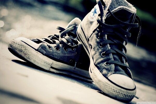 Sneakers strappate in bianco e nero