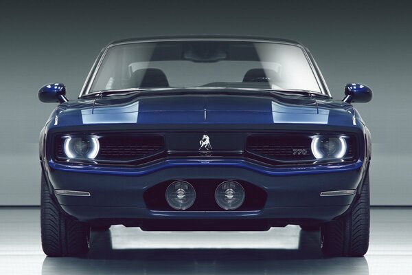 Ein blaues Auto auf einem weiß-grauen Hintergrund steht